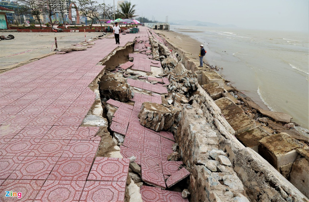 “Phòng tuyến” đầu tiên là hệ thống bê tông, rọ đá cũng bị vỡ kết cấu. Nhiều đoạn bị toác dài hàng chục mét, rộng khoảng 50 cm.