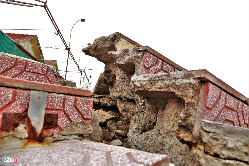 Lãnh đạo UBND thị xã Cửa Lò cho biết cơn bão số 7 khiến bờ kè hư hỏng. Chưa kịp khắc phục thì cơn bão số 9 ập vào nên tình trạng sụt lún càng nặng nề thêm. Địa phương đã huy động hàng trăm người đắp bao tải cát để gia cố. 