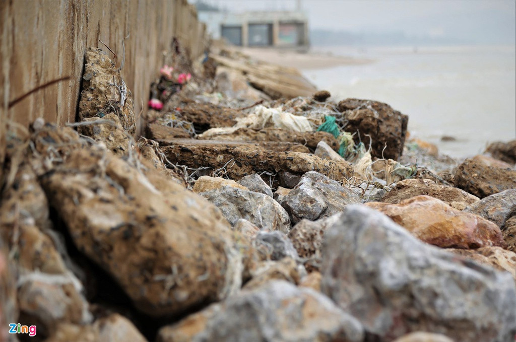 Rọ đá và kè phòng tuyến cũng bị đánh vỡ.