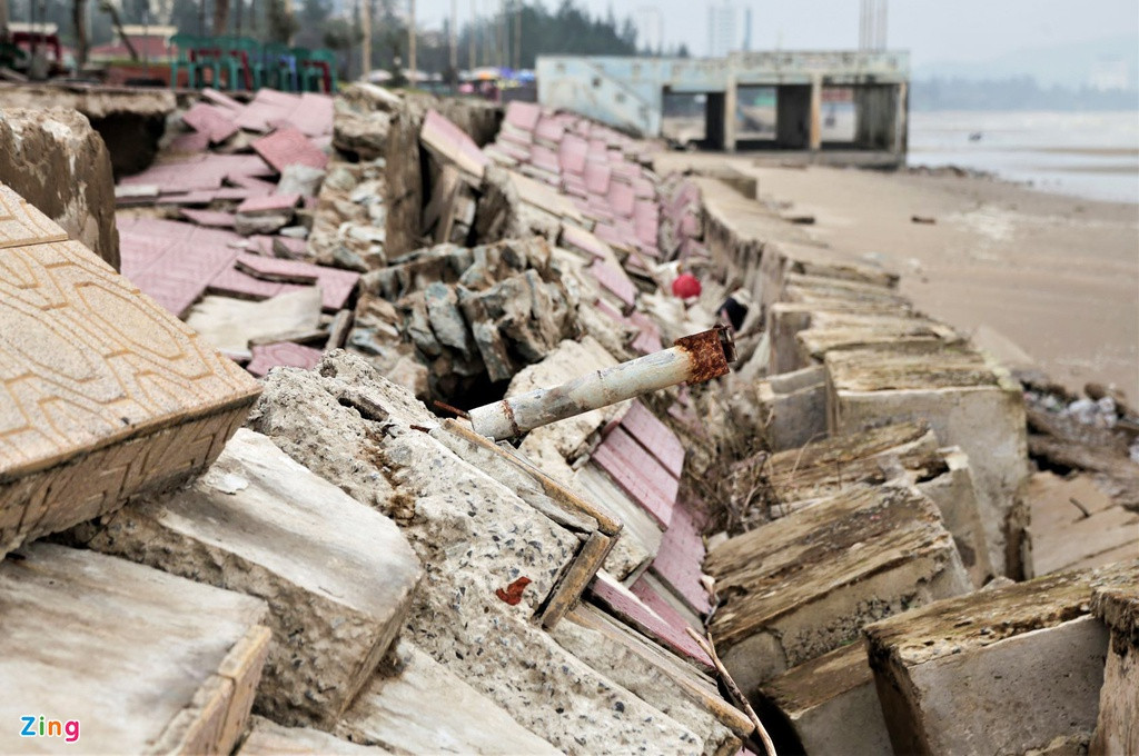 Những cọc tiêu, cọc chòi các nhà hàng ven biển cũng bị gãy đổ, ngổn ngang. 
