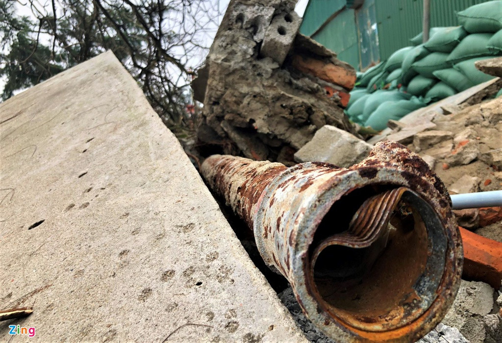 Hàng trăm mét ống nước bị gãy toác sau đợt mưa bão. 