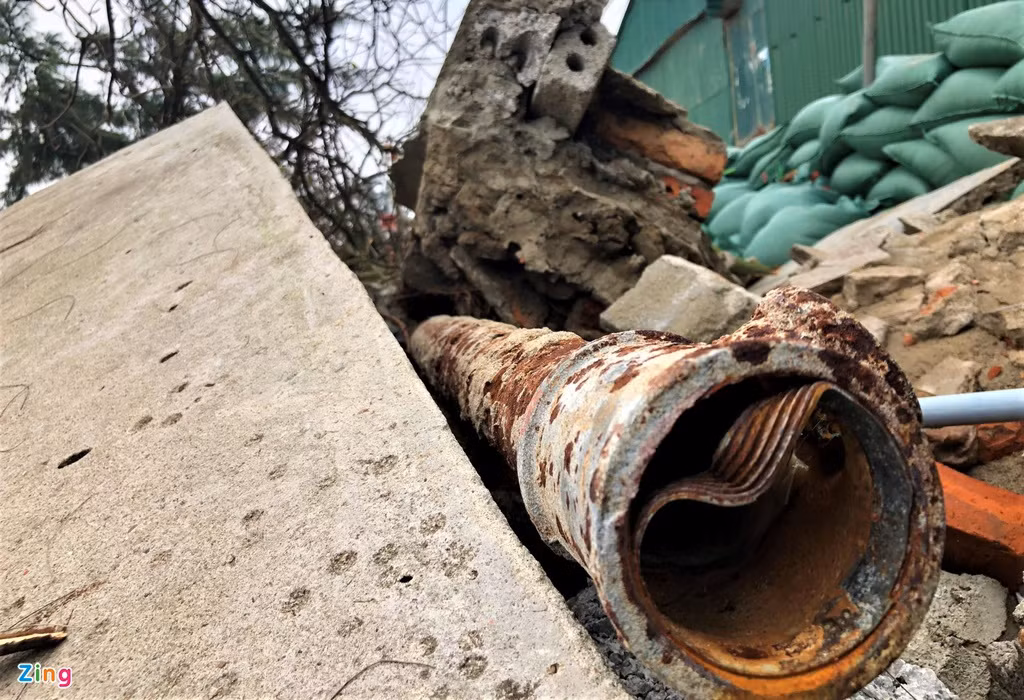 Hàng trăm mét ống nước bị gãy toác sau đợt mưa bão. 