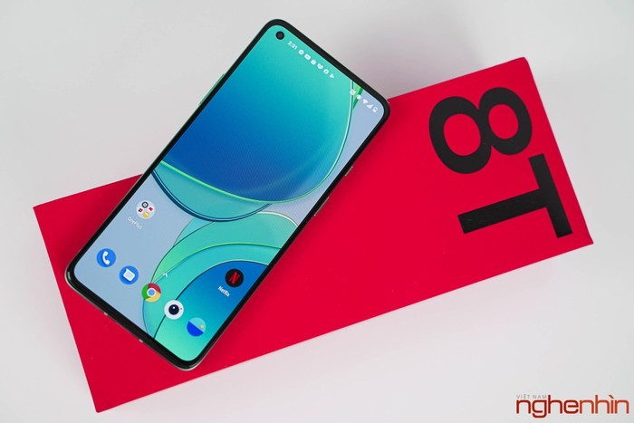 Màn hình trên Oneplus 8T 5G mặc dù không phải tốt nhất ở phân khúc nhưng nó đã đủ tốt, đã có những nâng cấp rõ rệt về tần số quét khi mà nó đạt tới 120Hz cho những chuyển động trên màn hình mượt mà hơn, màu sắc và độ tương phản trên tấm nền Fluid Amoled mang lại hoàn toàn không có gì phải bàn cãi.