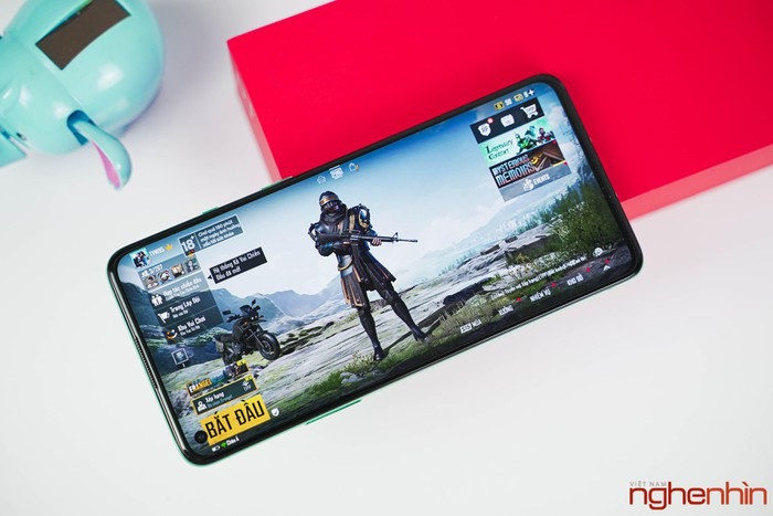 Một trong những điểm quan trọng khiến chúng ta phải để ý để Oneplus 8T 5G chính nằm ở cấu hình, với các bài test game từ nhẹ tới nặng thì OnePlus 8T không hề ngán bất kỳ một tựa game nào nhờ hiệu năng mạnh mẽ của Snapdragon 865 mang lại, khi chơi trong thời gian dài máy chỉ ấm nhẹ không gây khó chịu ở cảm giác cầm nắm.
