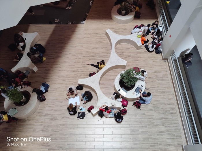 Vùng shadow trên bức ảnh chụp ra từ Oneplus 8T 5G đã được xử lý tốt hơn so với các người anh trước giúp tổng thể bức ảnh hài hòa hơn.