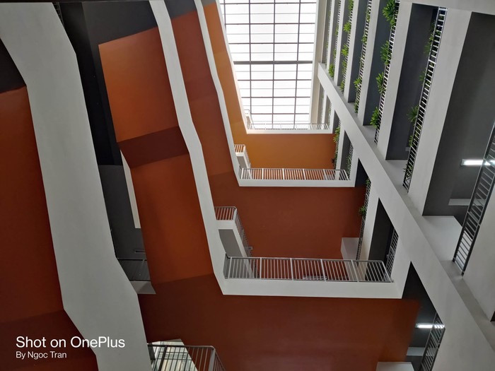 Một tính mới trên Oneplus 8T 5G giúp người dùng hứng thú hơn với camera máy nằm ở khả năng quay video xóa phông, thuật toán tách tốt giúp làm nổi bật chủ thể mang lại trải nghiệm thú vị.