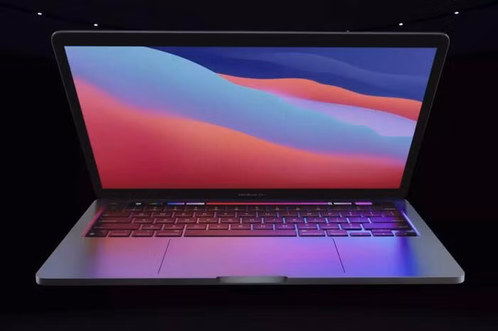 Cũng trong sự kiện này, Apple đã giới thiệu chiếc Macbook Pro 13 inch thế hệ mới chạy ARM đã được iFan trông chờ từ rất lâu. MacBook Pro 13 inch chạy ARM cũng có thiết kế quen thuộc tương tự các dòng MacBook Pro gần đây. Bù lại, máy sẽ có hiệu năng cực kỳ mạnh mẽ nhờ con chip Apple Silicon M1.
