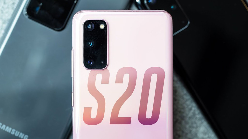 Sự khác biệt ở đây đến từ pin, máy ảnh và rõ ràng nhất phải là kích thước. Đặc quyền khi xuống tiền S20 Ultra là một chiếc camera selfie tích hợp cảm biến 40MP, quá dư cho nhu cầu quay chụp thông thường, đi kèm đó là cụm ống kính sau lần lượt mang thông số 108, 48, and 12MP + ToF.