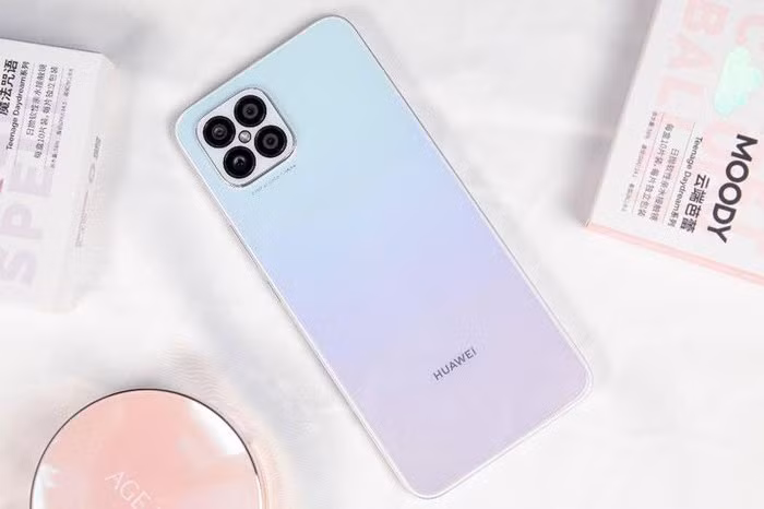 Dung lượng pin của Huawei Nova 8 SE chỉ ở mức 3.800 mAh nhưng bù lại, nó được tích hợp công nghệ sạc nhanh với nguồn ra 66W. Nhờ đó, máy có thể sạc từ 0-60% trong 15 phút, 0-100% trong 35 phút.