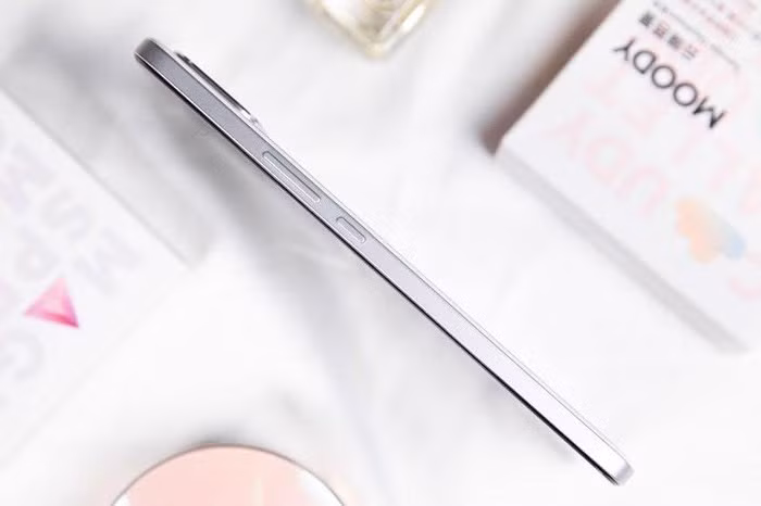 Huawei Nova 8 SE sở hữu thiết kế sang trọng với khung viên bằng nhôm khá vuông vắn, 2 bề mặt phủ kính cường lực nhưng chưa rõ loại nào. 161,1x74,8x7,5 mm, cân nặng 178 g.