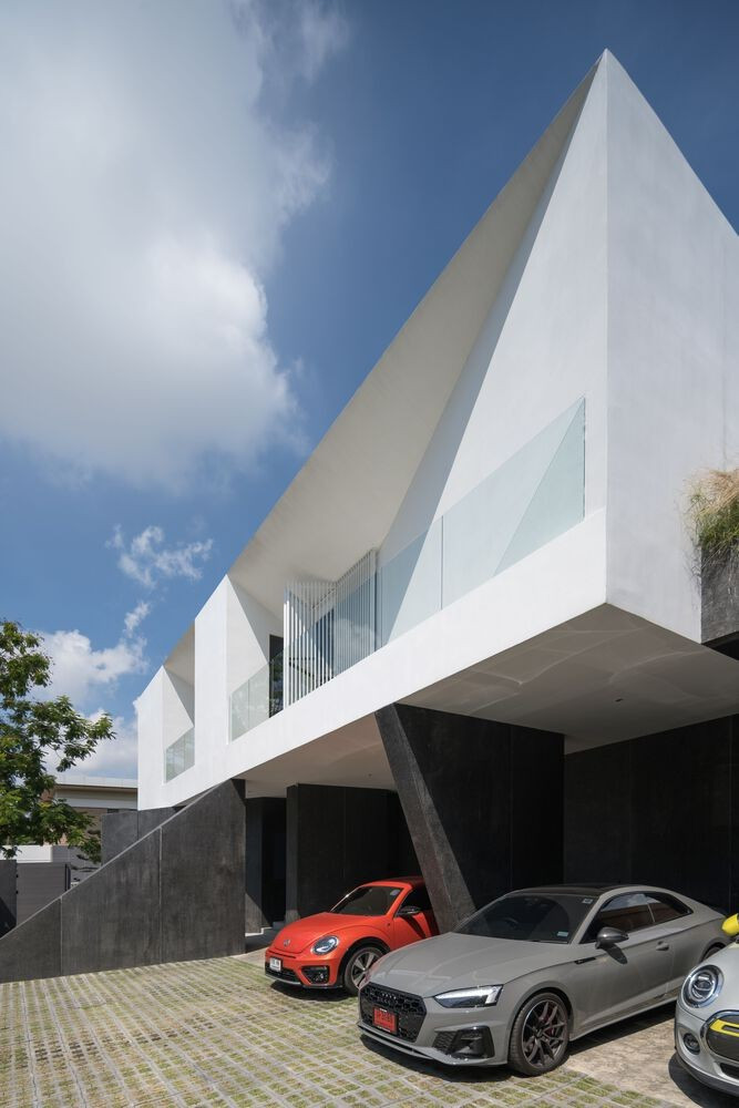 hờ sự đặc biệt trong cấu trúc, kiến trúc sư đã tạo ra vẻ ngoài mỏng, sắc nét và che giấu liền mạch các cấu trúc như cột cho ngôi nhà.