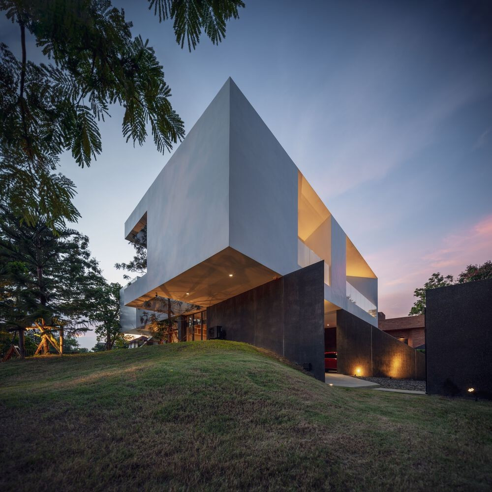 iến trúc sư thiết kế công trình với cấu trúc nhô ra, để tăng cường diện mạo của tòa nhà, kết hợp với kỹ thuật đúc bê tông cốt thép.