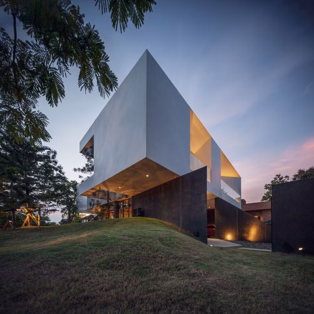 Kiến trúc sư thiết kế công trình với cấu trúc nhô ra, để tăng cường diện mạo của tòa nhà, kết hợp với kỹ thuật đúc bê tông cốt thép.