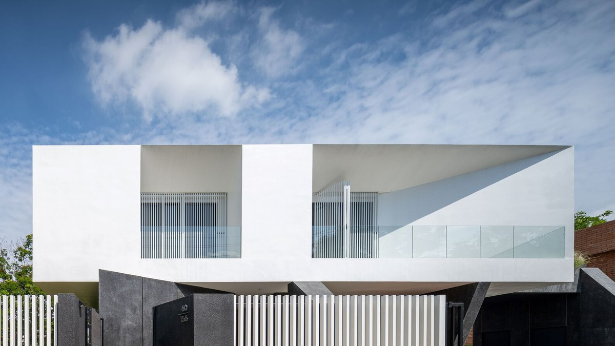 ầng hai được thiết kế như một hộp màu trắng, nó được che giấu để tạo sự riêng tư bằng cách sử dụng các thanh chớp nhôm cùng màu với ngôi nhà.