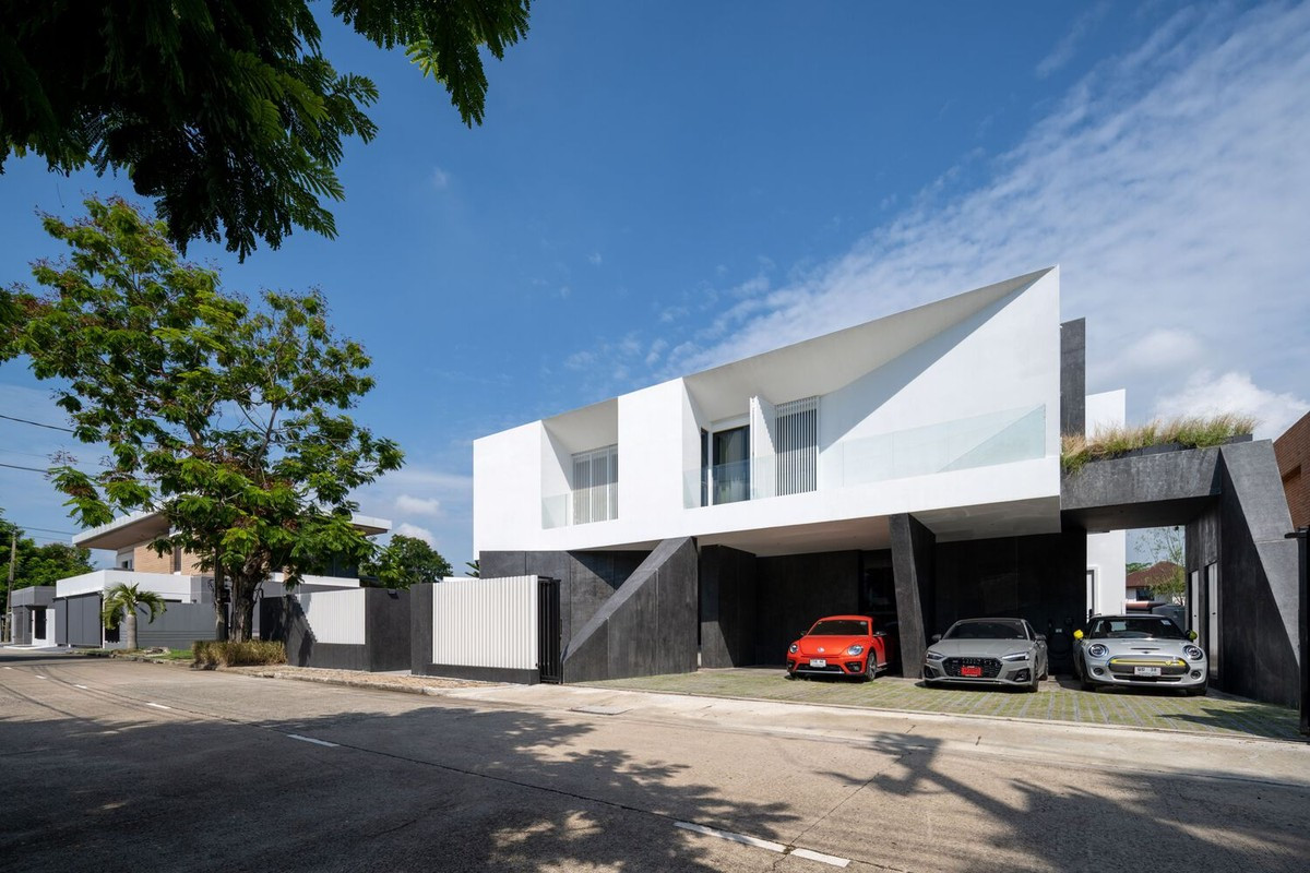 ác kiến trúc sư đã chọn vật liệu có tông màu xám đậm, gần như đen, để làm nền cho phần tầng một.