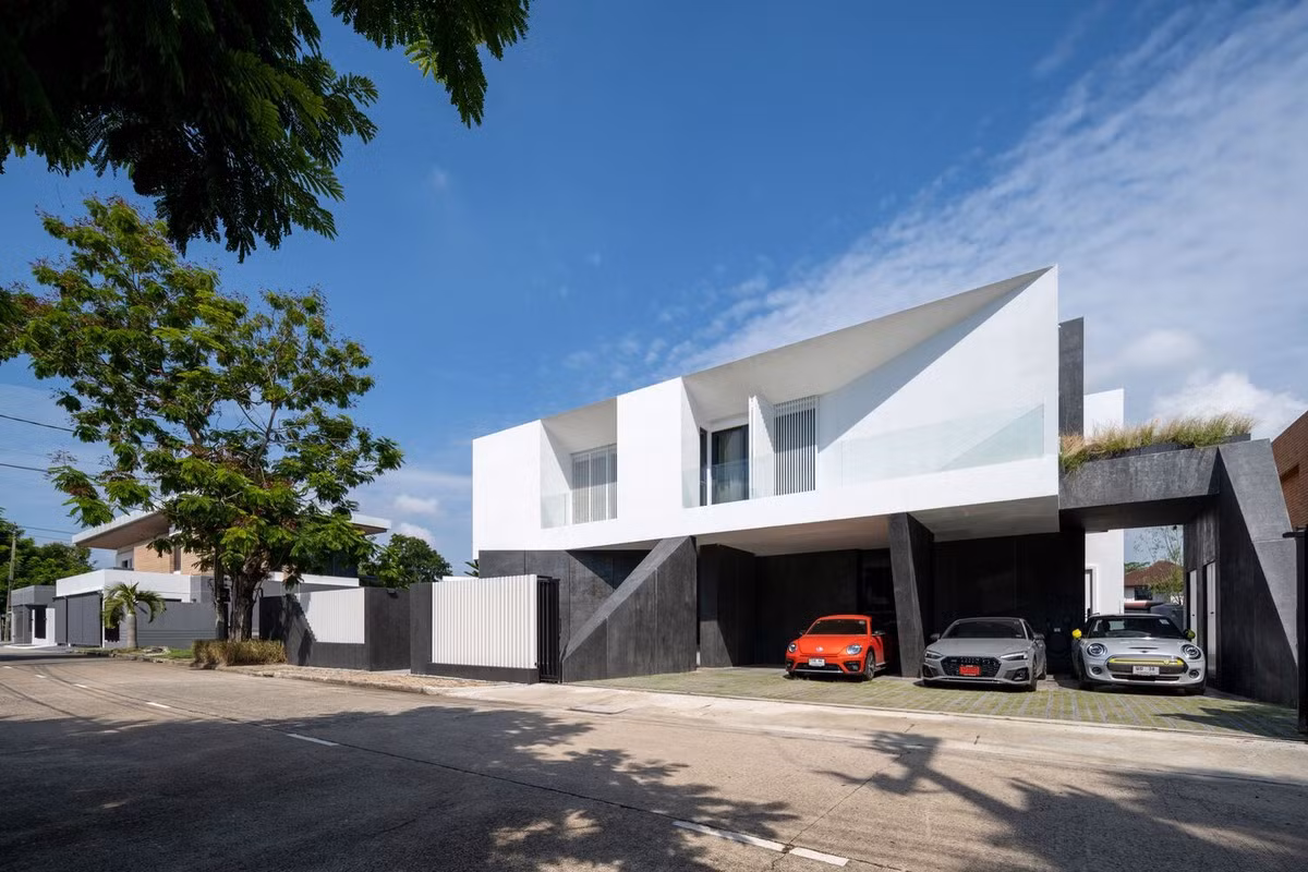 Các kiến trúc sư đã chọn vật liệu có tông màu xám đậm, gần như đen, để làm nền cho phần tầng một.