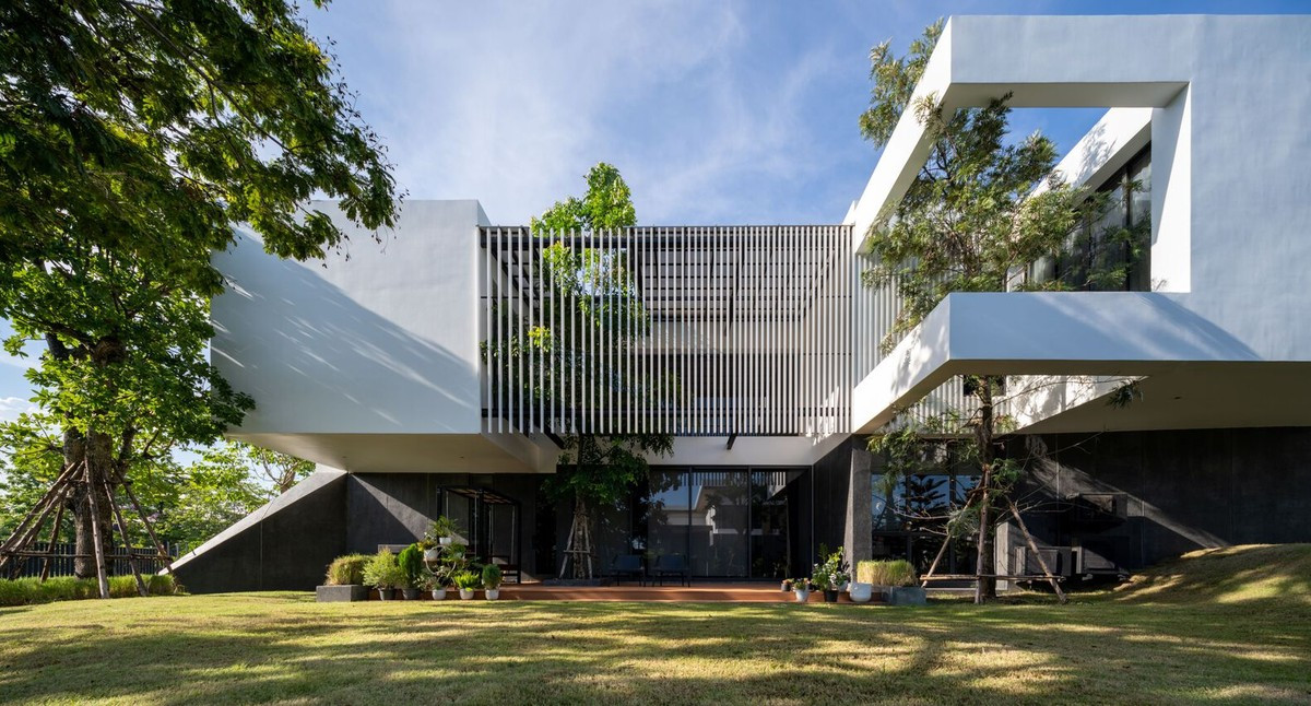 iến trúc sư quyết định sử dụng bóng râm từ tòa nhà và cửa chớp để giúp giảm nhiệt và ánh sáng mặt trời vào ban ngày.