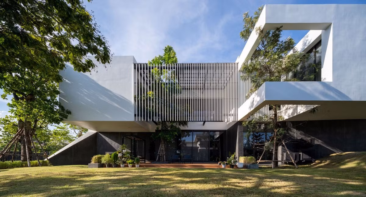 Kiến trúc sư quyết định sử dụng bóng râm từ tòa nhà và cửa chớp để giúp giảm nhiệt và ánh sáng mặt trời vào ban ngày.