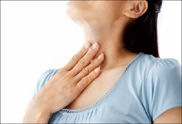 Khó khăn khi nuốt Khi khối u ở dạ dày phát triển vào thực quản, người bệnh sẽ gặp khó khăn khi nuốt thức ăn. Họ sẽ có cảm giác nghẹt thở như cổ họng bị tắc nghẽn, ho sặc, khó uống nước, thức ăn như đang trào ngược ra ngoài.