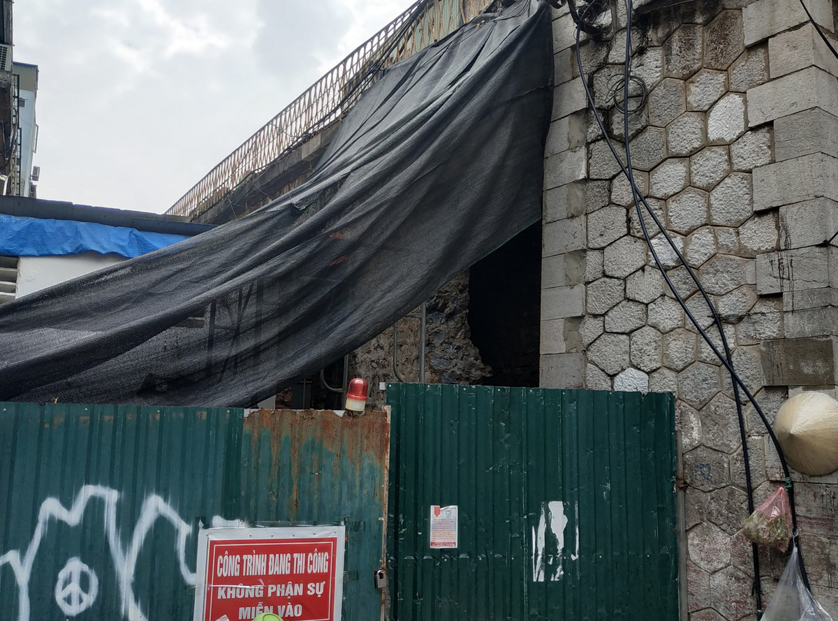 Việc đục thông và chỉnh trang lại không gian bên trong vòm cầu góp phần tạo không gian công cộng, tăng kết nối với các tuyến phố di sản ở phố cổ Hà Nội.