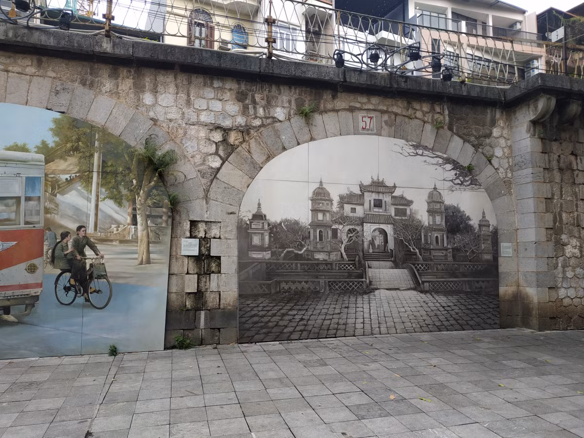 Sau khi hoàn thành việc đục thông các vòm cầu dẫn đường sắt, quận Hoàn Kiếm sẽ phát triển thành không gian văn hóa thương mại, dịch vụ du lịch, nơi giới thiệu, tôn vinh các sản phẩm làng nghề, ẩm thực truyền thống cùng các sản phẩm văn hóa, du lịch hấp dẫn.