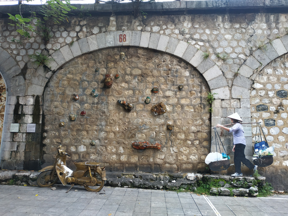 Nhiều vòng ở Phùng Hưng được thiết kế thành tranh bích họa thu hút người dân đến thăm quan.