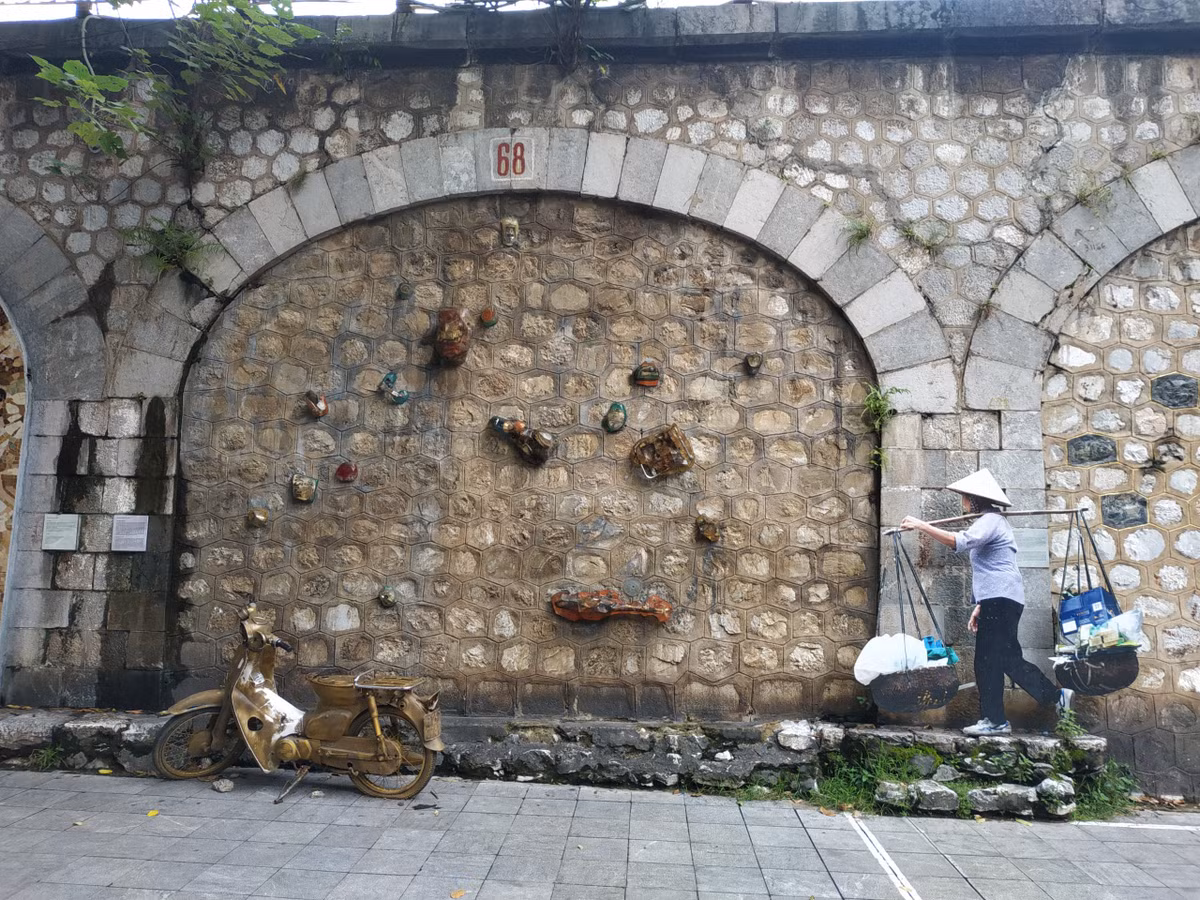 Nhiều vòng ở Phùng Hưng được thiết kế thành tranh bích họa thu hút người dân đến thăm quan.