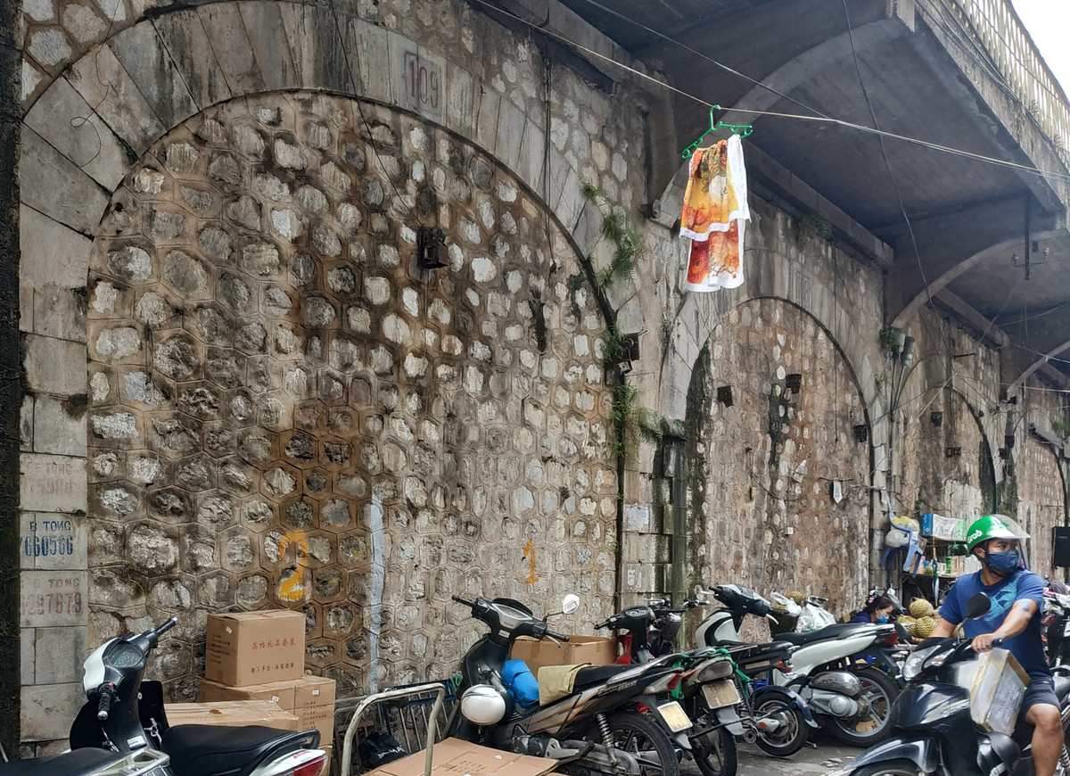 Khu vực vòm cầu đá Phùng Hưng có 131 vòm cầu dẫn đường sắt, có tới 127 vòm cầu được bịt kín do yêu cầu đảm bảo an ninh trong giai đoạn trước.