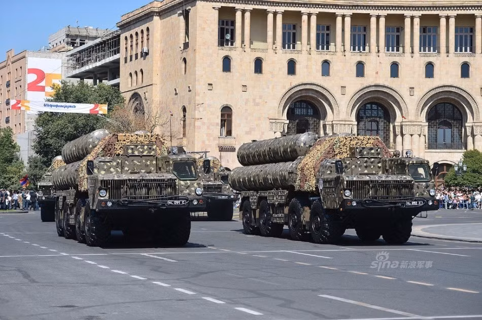 Bên cạnh đó là hệ thống tên lửa phòng không tầm xa S-300PM được cho là có khả năng mang được đầu đạn hạt nhân (nhưng dĩ nhiên là Armenia không có vũ khí nguyên tử), tầm phóng khoảng 90km với đạn dẫn đường radar bán chủ động 5V55R.