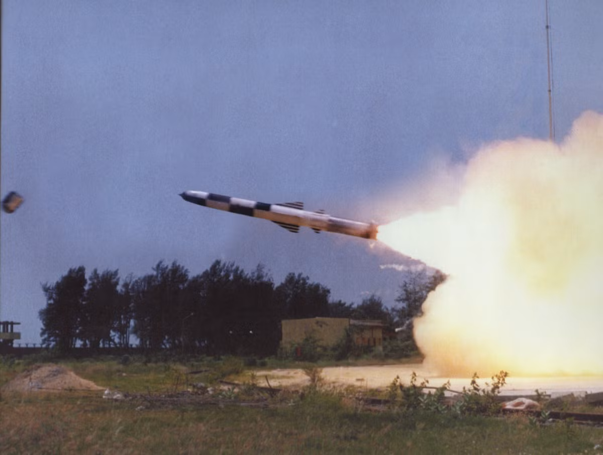 Tốc độ siêu cao, khả năng bay bám địa hình trong điều kiện rừng núi sẽ khiến cho lực lượng phòng thủ của Trung Quốc dù có tên lửa phòng không HQ-9, tiêm kích J-11 cũng khó mà đánh trả.