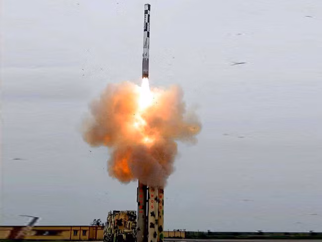BrahMos phiên bản nâng cấp mang lại lợi thế chiến lược cho Ấn Độ vì nó được thiết kế đặc biệt để tấn công mục tiêu ẩn sau một dãy núi. Với tầm bắn xa hơn, tên lửa siêu thanh có thể vượt qua các hệ thống phòng vệ của Bắc Kinh một cách đơn giản như "dao cắt qua bơ", chuyên gia quân sự của Spuntik đánh giá.