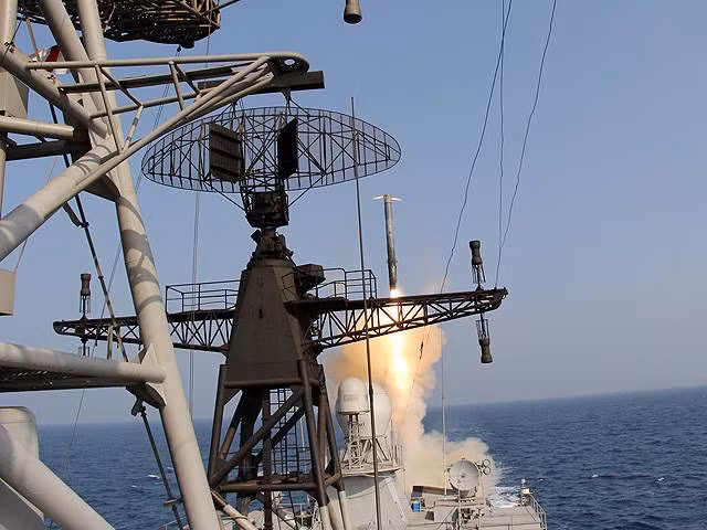 Tên lửa hành trình BrahMos có khả năng triển khai trên nhiều nền tảng: bệ phóng tự hành mặt đất; các tàu chiến và cả máy bay chiến đấu. Ảnh: BrahMos bắn thử nghiệm từ một tàu chiến của Hải quân Ấn Độ.