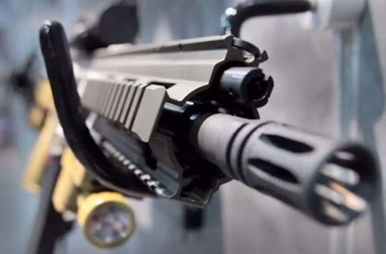 HK-416 là mẫu súng có nhiều phiên bản để đáp ứng yêu cầu trang bị cho các lực lượng với nhiệm vụ khác nhau của quân đội các nước. Các biến thể của HK-416 có trọng lượng từ 2,95 kg (HK416C) cho đến 3,855 kg (D20SR) (chưa tính khối lượng của hộp tiếp đạn). Mẫu ngắn nhất là HK416C có chiều dài chỉ 690 mm, nòng dài 228 mm; mẫu dài nhất là D20RS với chiều dài 1.037 mm, nòng dài 505 mm.