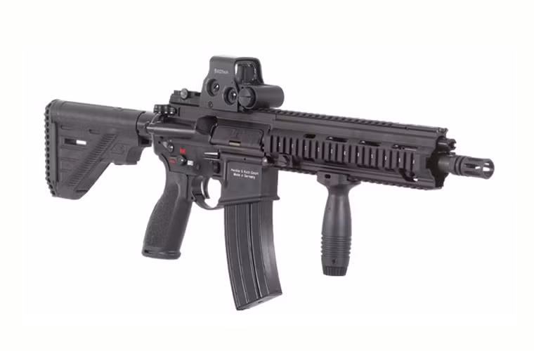 HK-416 thiết kế với nòng gắn tự do, bên ngoài có lưới kim loại bao bọc để thoát nhiệt tốt hơn. Nòng có 6 rãnh dài 178 mm xoắn về phía tay phải giúp ổn định đường đạn. Quá trình rèn nguội làm cho nòng của HK-416 trở nên cứng và an toàn hơn nếu bị tắc nghẽn hay bắn nhiều. Giới hạn để thay nòng của HK-416 là 20 nghìn viên đạn. Hiện Pháp lựa chọn phiên bản hiện đại hóa mới nhất mang tên HK-416 A5 để trang bị cho quân đội của mình.