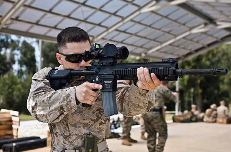 Với việc trang bị này, súng trường tấn công HK-416 chính thức thay thế súng tiểu liên tấn công cực nhanh Famas. Đây được coi là bước đi khôn ngoan nhằm tăng cường sức chiến đấu của bộ binh Pháp trong khi cân bằng được giữa chi phí và tính hiệu quả. Dự kiến trong vài năm tới HK-416 sẽ thay thế toàn bộ Famas trong quân đội chính qui của Pháp.