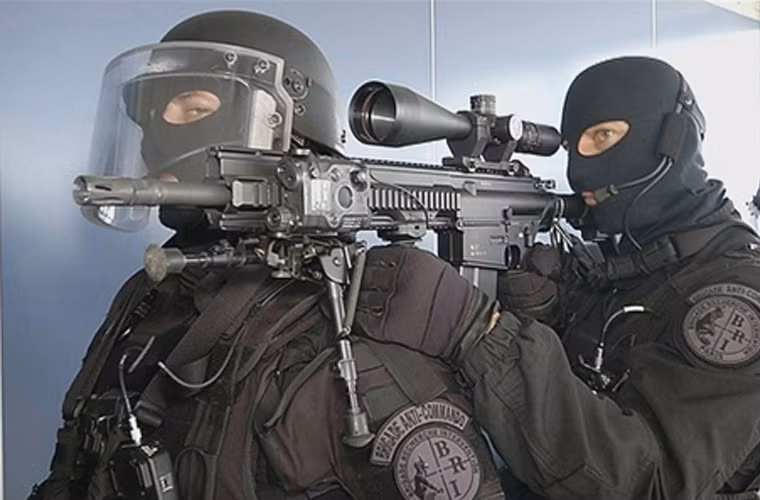 Giống như những mẫu súng trường tấn công hiện đại khác, HK-416 được làm từ nhựa cao phân tử và gia cố kim loại ở một số vị trí nhằm tăng độ chắc chắn cho súng. Vì đây là mẫu cải tiến của M4 nên HK-416 có bề ngoài khá tương đồng với khẩu Colt M4. HK-416 có hệ thống trích khí ngắn độc quyền của Heckler &amp; Koch như trên khẩu G36 với cơ chế sử dụng một piston ngắn đẩy bệ khóa nòng về phía sau khi khai hỏa giúp điều phối khí nén tốt hơn. Cũng nhờ hệ thống trích khí ngắn này mà nhiệt thoát ra trực tiếp từ bệ khóa nòng, giúp HK-416 trở nên an toàn và đáng tin cậy hơn. Một số bộ phận chính liên quan đến tiến trình bắn được khoét nhiều lỗ thoát nước làm cho súng vẫn có thể khai hỏa an toàn khi bị ngập nước.