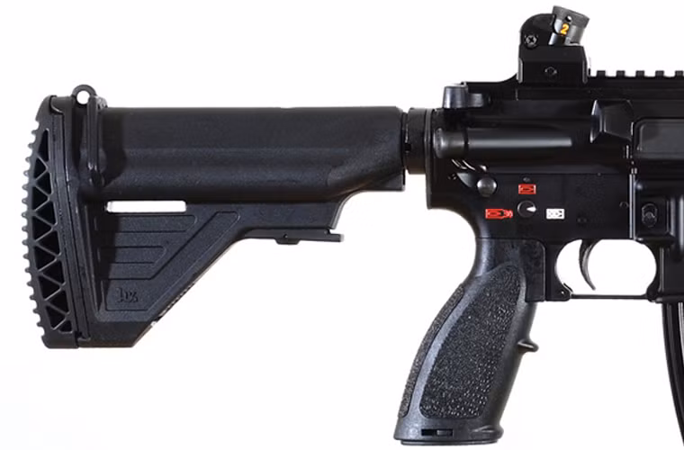 Báng súng HK-416 có dạng thanh to, chắn chắn, phần dưới được làm bằng nhựa để tăng diện tích tiếp xúc, bên trong rỗng chứa các phụ kiện phục vụ công tác bảo trì, sửa chữa; ở cuối có đệm cao su rất dày giúp giảm lực tác động khi bắn liên thanh. Tay nắm chính được làm nhám, có một chốt lồi phía trước giúp xạ thủ cầm nắm chặt hơn. Nhìn chung K416 vừa có thiết kế hiện đại vừa có tính năng sử dụng cao, được đánh giá là một trong những khẩu súng tốt nhất thế kỷ 21.