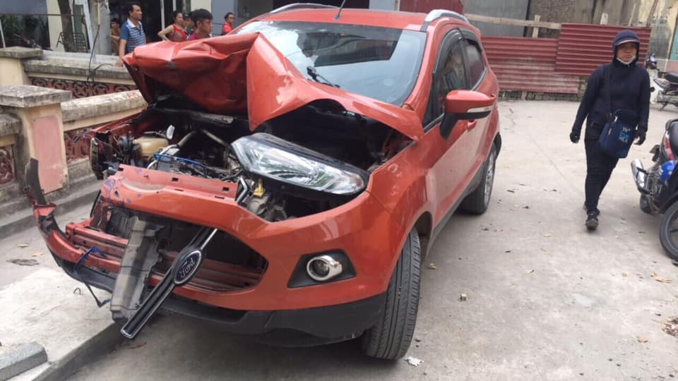 Ha Noi: O to dien dam lien hoan, lai xe bo tron