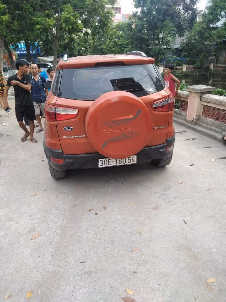 Ha Noi: O to dien dam lien hoan, lai xe bo tron-Hinh-2