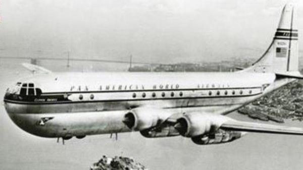 Có cả bánh mì kẹp cũng tươi ngon không kém. Nó cho thấy rằng ai đó dường như vừa mới ngồi ở đây. Nhưng trong một trong những chiếc gạt tàn có một hộp thuốc lá rỗng, nhãn hiệu của nó rất nổi tiếng vào năm 1930, nhưng việc sản xuất đã ngừng do Thế chiến II. Quần áo và kiểu tóc xuất hiện trên tạp chí đều là từ thời kỳ Đại suy thoái ở Mỹ.