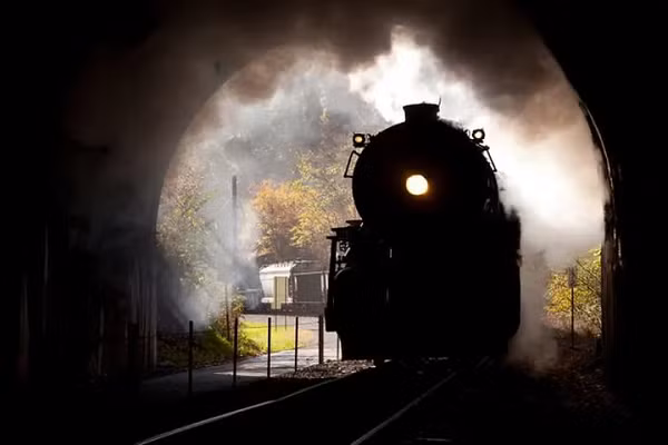 Tuy nhiên, tiếng còi tàu đột nhiên vang lên trên đường ray vốn ban đầu hoàn toàn trống rỗng, và Schuster nhìn thấy một đoàn tàu đột nhiên xuất hiện trên đường ray. Đoàn tàu hỏa chỉ có ba toa, và là đầu tàu chạy bằng động cơ hơi nước đã bị loại bỏ từ thời cổ. Vì tốc độ tàu không nhanh lắm, tên trộm ô tô đã leo lên toa thứ hai của đoàn tàu và vẫy tay đắc thắng với viên cảnh sát.