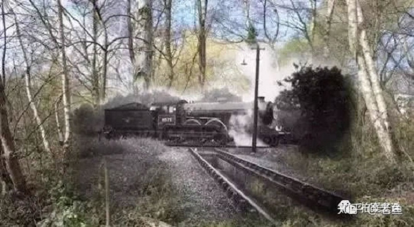 Shuster đuổi kịp đoàn tàu bằng ô tô; lúc này, anh nhìn thấy một người phụ nữ trung niên từ cửa sổ đi ngang qua toa thứ ba, mặc chiếc váy hoa kiểu cũ, đang ngơ ngác nhìn ra ngoài cửa sổ. Khi Schuster định bắt lấy lan can phía sau và nhảy lên nó, một tiếng hét từ phía sau khiến Schuster ngay lập tức thu tay lại. Anh nghe thấy có người kêu “Đừng lên!” Vừa quay đầu lại thì thấy cách đó không xa có một nhân viên đường sắt đang vẫy tay, vẻ mặt lo lắng.