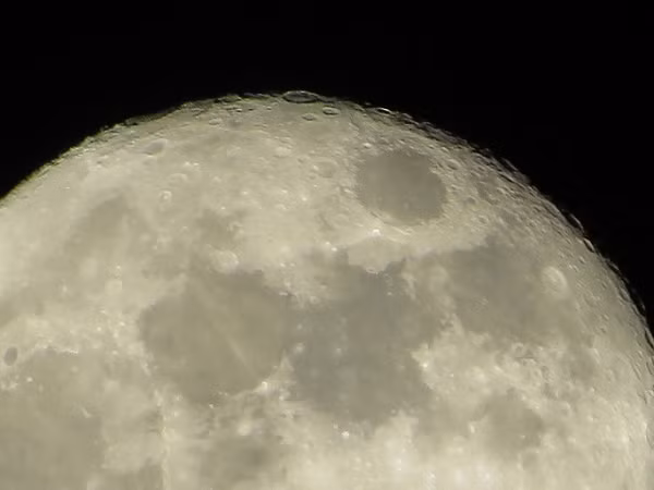 Cụ thể, thứ các nhà khoa học muốn nói đến chính là nước dưới dạng băng tinh khiến mà cơ quan này và nhiều cơ quan vũ trụ khác tin tưởng rằng vẫn còn ẩn trong các hố va chạm sâu ở nửa tối của Mặt trăng.