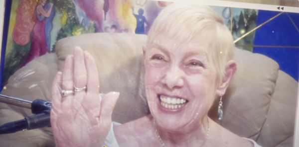 Tại một hội nghị quốc tế về UFO ở Na Uy năm 2014, có một người phụ nữ tóc bạch kim nổi bật rất thu hút. Bà ấy tự gọi mình là Omnec Onec, và mặc dù bà ấy có cơ thể con người, nhưng bà ấy thực sự là một người sao Kim.