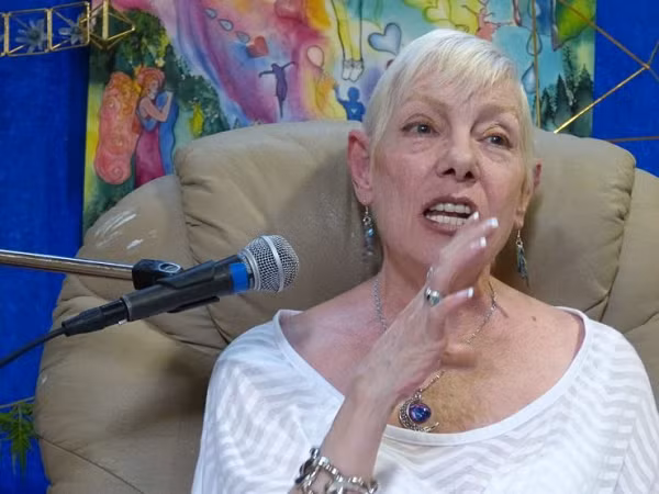 Onec cho biết bà đến Trái Đất vào năm 1955, lúc đó bà không có thân thể người. Đương thời khi nhìn thấy một bé gái 7 tuổi chết trong một vụ tai nạn xe hơi, và linh hồn của cô bé đã rời đi, bà ấy đã tiến nhập vào đó và chiếm lấy nhục thân.