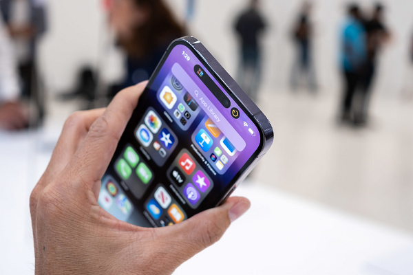 Do được nâng cấp lên cảm biến mới lớn hơn iPhone 13 Pro Max đến 65%, với độ phân giải 48MP nên cụm camera của 14 Pro Max sẽ dày hơn nhiều. Cảm biến mới 48MP trên iPhone 14 Pro Max cho chất lượng ảnh sắc nét hơn gấp 4 lần nhờ vào công nghệ gộp 4 điểm ảnh làm 1, ảnh khi phóng to sẽ không gặp hiện hơn vỡ và răng cưa như thế hệ trước đây.