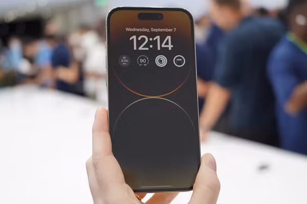 Đó không phải là một sự khác biệt quá lớn nhưng vẫn kém xa các đối thủ Android, nơi có những sản phẩm có thể phục hồi thời lượng pin lên đến 90% chỉ sau 30 phút sạc.