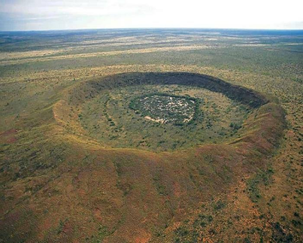 Theo các nhà khoa học, dưới đáy của miệng hố va chạm Vredefort ở Free State, Nam Phi là một kho báu khổng lồ. Đường kính của miệng hố va chạm Vredefort ước tính khoảng 300km.