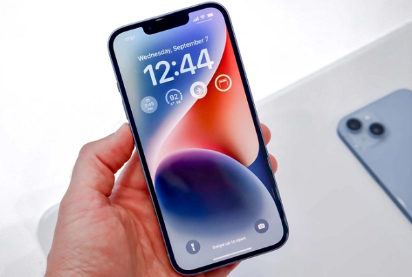 Bộ đôi iPhone 14 đa dạng 5 màu để các fans Apple lựa chọn: Đen, tím, trắng, xanh dương và đỏ. iPhone 14 có giá khởi điểm 799 USD sẽ được bán từ 16/9. Còn Iphone 14 Plus sẽ có hàng vào ngày 7/10/2022 với giá cao hơn bản 14 là 100 USD.