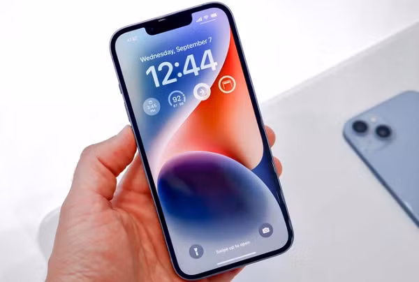 Bộ đôi iPhone 14 đa dạng 5 màu để các fans Apple lựa chọn: Đen, tím, trắng, xanh dương và đỏ. iPhone 14 có giá khởi điểm 799 USD sẽ được bán từ 16/9. Còn Iphone 14 Plus sẽ có hàng vào ngày 7/10/2022 với giá cao hơn bản 14 là 100 USD.